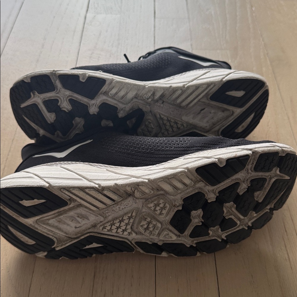 Hoka Arahi gently used Black Running Shoes - Picture 2 of 2